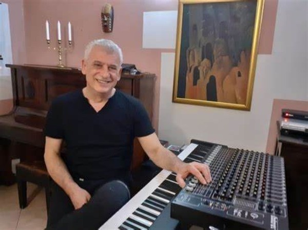 </TD
>Пловдивският композитор Стоиц Гъдев отправи оригинален поздрав за Коледа към
