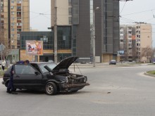 Голф се размаза в Лада на кръгово в "Тракия"