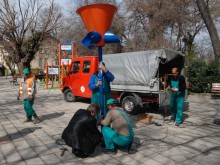 Младежи изкъртиха съоръжение за игра докато се правеха на акробати