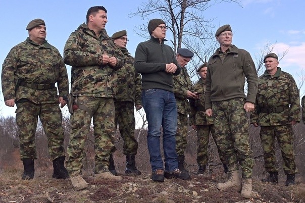 Сръбският министър на отбраната и началникът на ГЩ инспектираха войските на границата с Косово