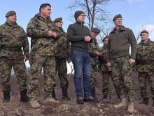 Сръбският министър на отбраната и началникът на ГЩ инспектираха войските на границата с Косово
