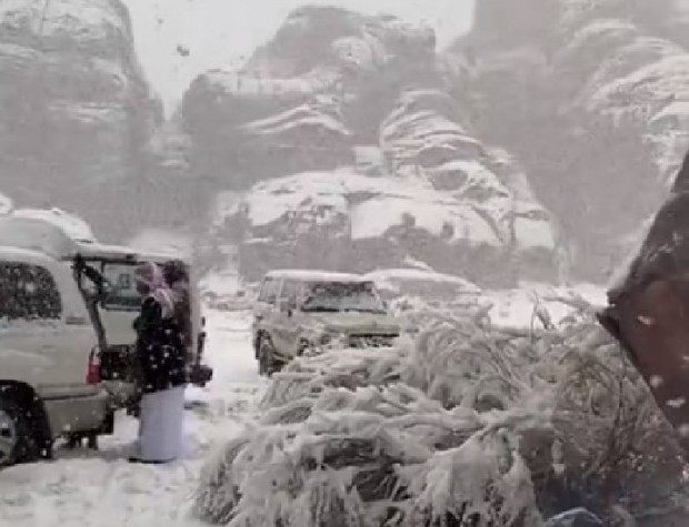 Сняг заваля в Саудитска Арабия след като температурите паднаха драстично
