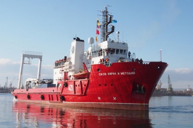 Our research vessel “stranded” in the Bosphorus