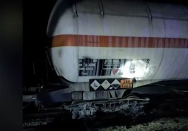 Четири дни след инцидента до мястото на дерайлиралия влак се стига без