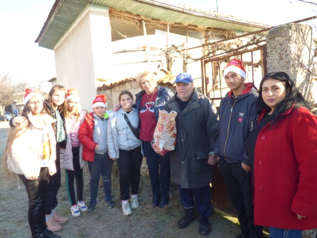 Ученици от Пловдивско зарадваха самотни възрастни хора
