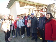 Ученици от Пловдивско зарадваха самотни възрастни хора