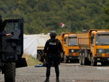 Сърбите вдигнаха барикадата на най-големия ГКПП с Косово