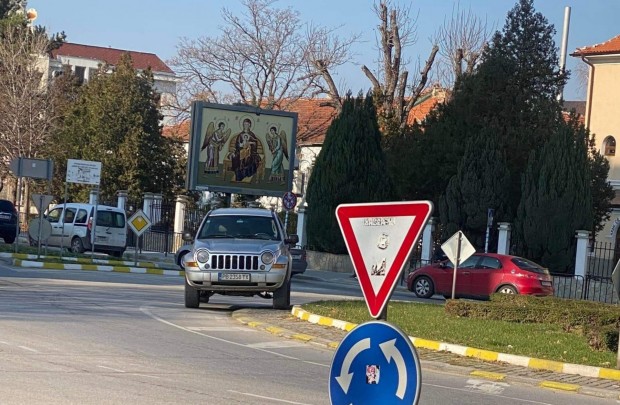 Защо пък не? Някой паркира колата си в кръгово