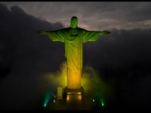 В памет на Пеле: Оцветиха статуята на Христос в Рио