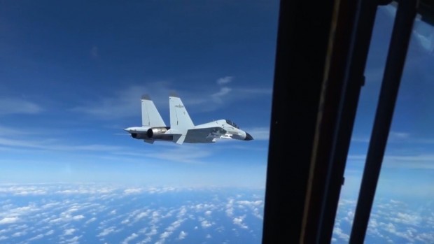 CNN: Китайски изтребител е прехванал американски разузнавател самолет на Южнокитайско море