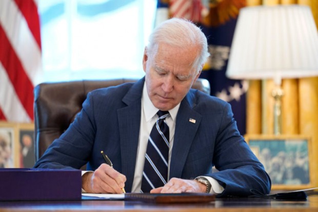 Президентът на САЩ Джо Байдън подписа огромния разходен пакет от