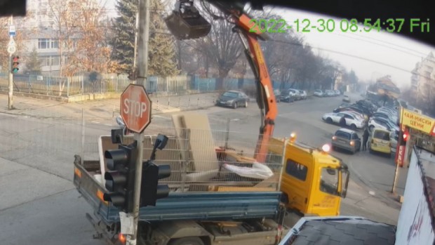 Камион с кран закачи светофари в кв. "Люлин"
