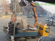 Камион с кран закачи светофари в кв. "Люлин"