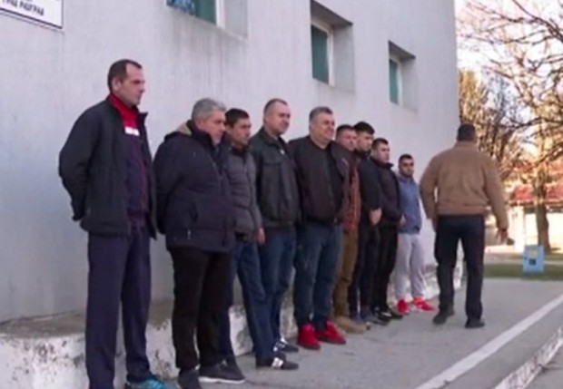 Служители на следствения арест в Разград протестират. Причината е извършено