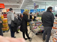 Голям проблем изнерви клиентите на известна хранителна верига, извиха се страшни опашки