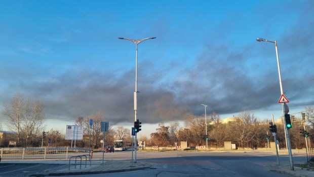 TD Пелена от гъст черен дим покри небето над район Северен