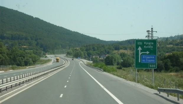 Движението се осъществява в изпреварващата лента при км 18 на АМ "Струма"