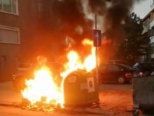 Младежи запалиха с бомбички контейнер за боклук в Асеновград
