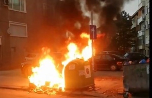 Младежи запалиха с бомбички контейнер за боклук в Асеновград