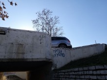 Катастрофа в Пловдив: Кола се заби в мантинела и като по чудо не се озова в подлез