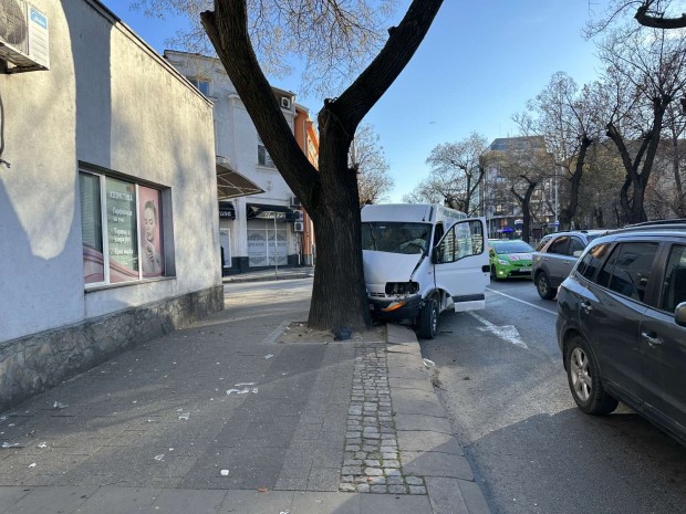 </TD
>Водач с микробус се блъсна в дърво в Пловдив. Точното
