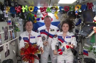 Космонавтите в МКС посрещнаха заедно Нова година с домашна торта и салата "Оливие"