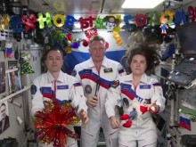 Космонавтите в МКС посрещнаха заедно Нова година с домашна торта и салата "Оливие"