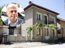 Събарят до основи родната къща на Слави Трифонов