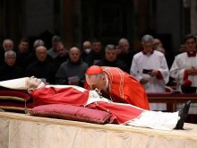 Започна поклонението пред тленните останки на папа Бенедикт XVI