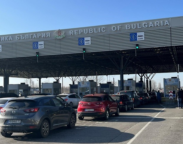 Колони от автомобили са се образували на ГКПП "Капитан Андреево" на влизане в България