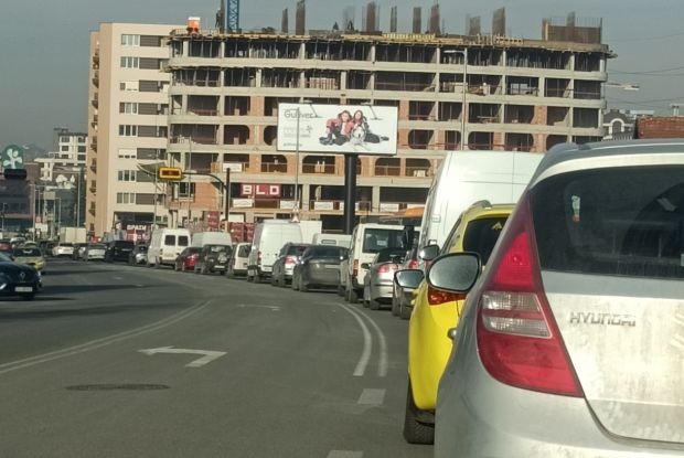 Трафикът е интензивен, отварят допълнителни платна в посока София