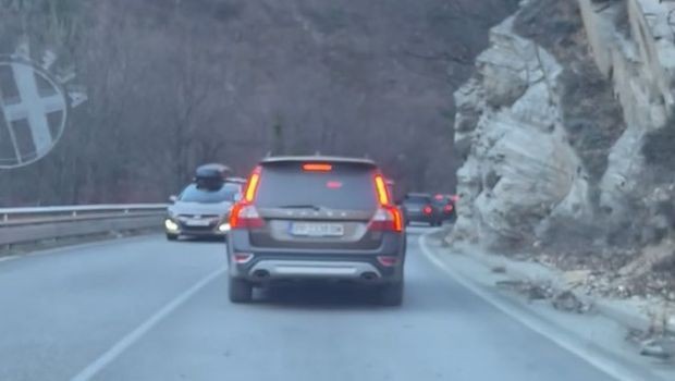 TD За задръстване на пътя Смолян Пловдив от автомобили разбра Plovdiv24 bg  Колоната от коли