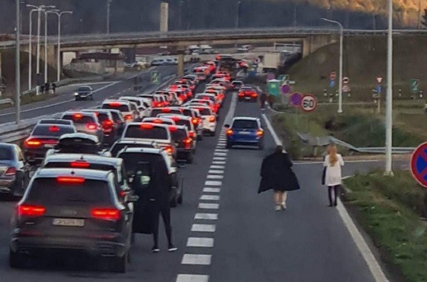 Интензивен трафик от сръбска страна на влизане в България през ГКПП "Калотина"