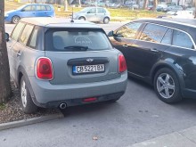 Няма по-брутално паркиране в Пловдив, на място за една кола са цели две