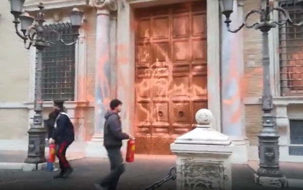 Италиански екоактивисти заляха с боя Сената в Рим