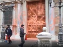 Италиански екоактивисти заляха с боя Сената в Рим