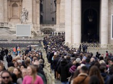 Около 65 хиляди души се стекоха във Ватикана в първия ден от прощаването с Бенедикт XVI