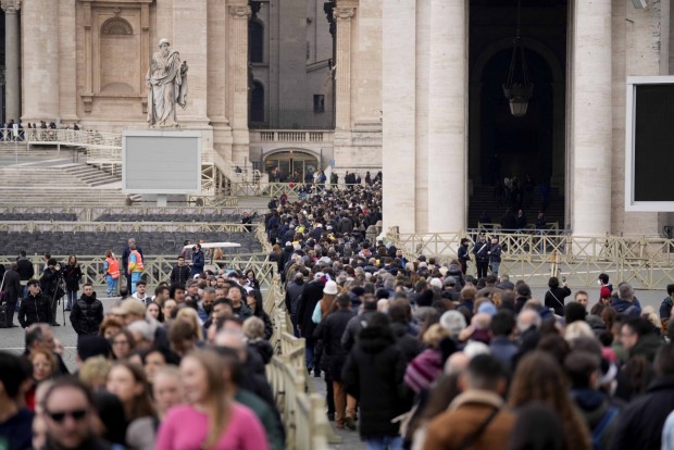 Около 65 000 души посетиха катедралата Св. Петър във Ватикана,