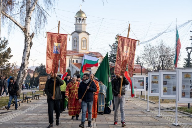 Празничната програма на град Елин Пелин по случай Богоявление
