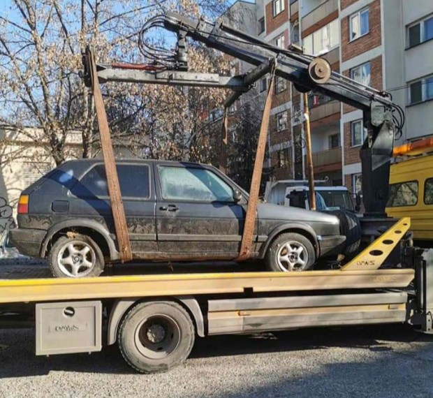 Акция по премахване на стари автомобили в столичния район "Изгрев"
