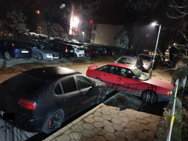 TD Автомобил Ауди запуши тротоар на улица в Кючук Париж