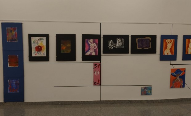 Старозагорски студенти подредиха изложба на творчески експерименти, изпълнени чрез смесени изобразителни техники и графика