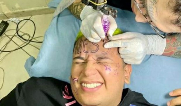 Колумбийският инфлуенсър Майк Джъмбс реши да татуира името на Лионел