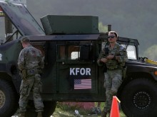 KFOR отстранява превозни средства от барикадите в Северно Косово