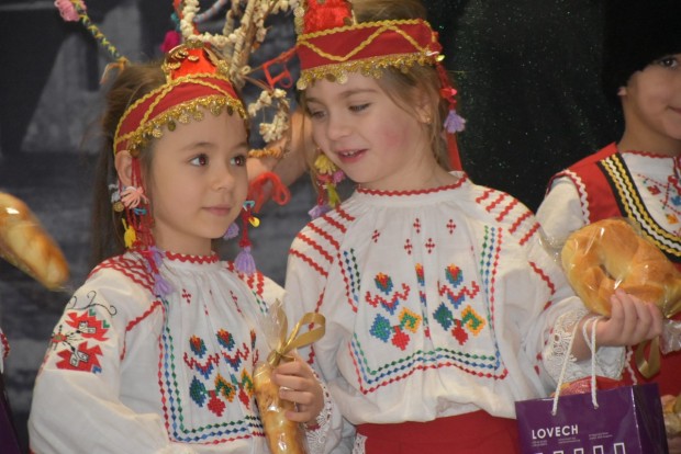 Малки сурвакари огласиха с коледни и новогодишни песни Община Ловеч