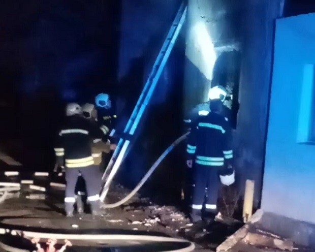 Пожар горя в необитаема къща в Кюстендил, предаде репортер на