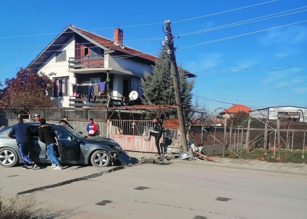 БМВ се размаза в стълб в Калековец