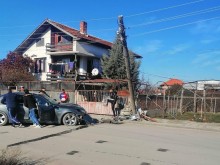 БМВ се размаза в стълб в Калековец