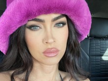 Шега ли е това: Меган Фокс си търси интимна приятелка в Instagram