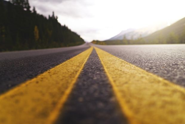 Движението по пътя Винище - Горна Вереница се осъществява в една лента